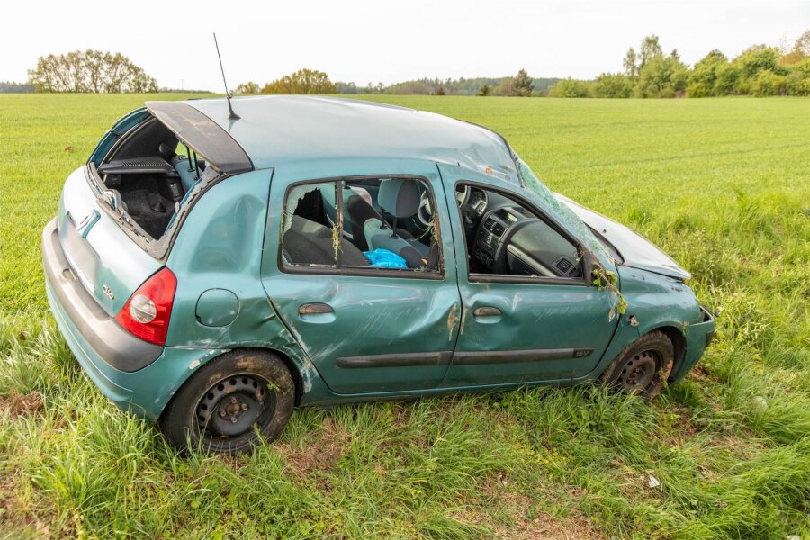 Unfall im Erzgebirge: Auto überschlägt sich auf Landstraße - eine Schwerverletzte - Blick auf das demolierte Fahrzeug: Laut Polizei war es von der Fahrbahn abgekommen und hatte sich überschlagen.