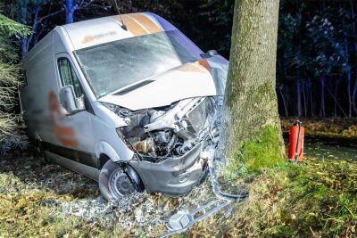 Unfall im Erzgebirge: Transporter prallt nach Wildunfall gegen Straßenbaum - Nach einem Unfall war die S 222 zwischen Abzweig Neundorf und Mönchsbadkreuzung am Dienstagmorgen gesperrt.