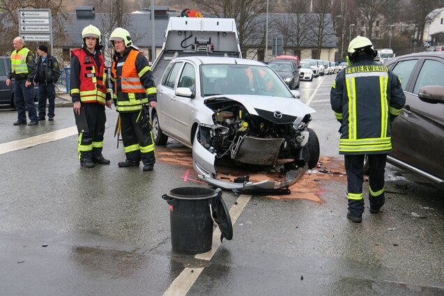 Unfall in Aue sorgt für Verkehrsbehinderungen - 