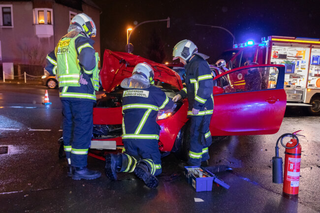 Unfall in Auerbach: Zwei Verletzte und hoher Sachschaden - 