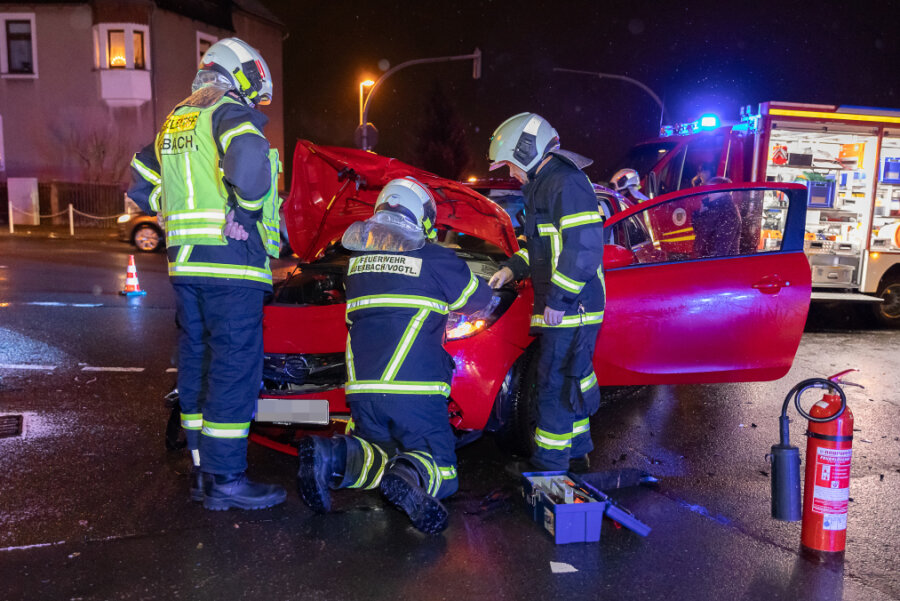 Unfall in Auerbach: Zwei Verletzte und hoher Sachschaden