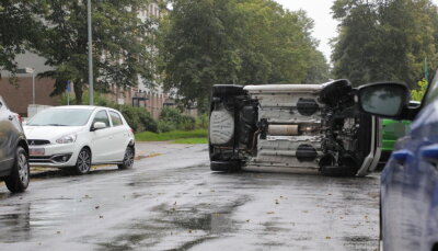 Unfall in Chemnitz: VW landet auf der Seite - 