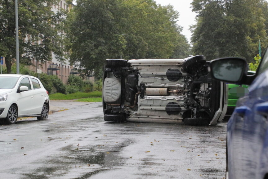 Unfall in Chemnitz: VW landet auf der Seite - 