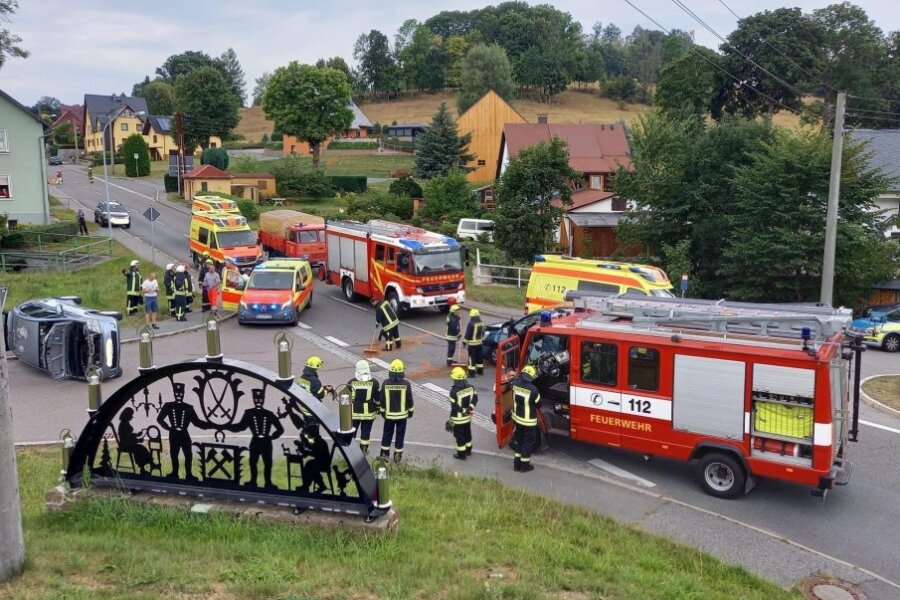 Unfall in Clausnitz fordert sechs Verletzte