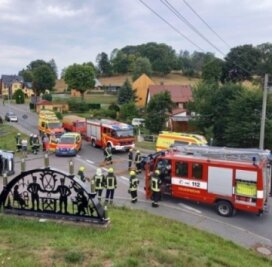 Unfall in Clausnitz fordert sechs Verletzte - Mehrere Feuerwehren waren zur Unfallstelle geeilt. 