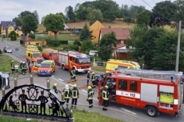 Unfall in Clausnitz fordert sechs Verletzte - Mehrere Feuerwehren waren zur Unfallstelle geeilt. 