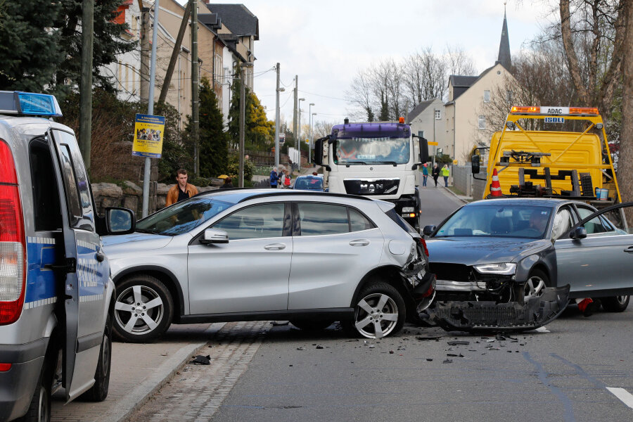 Unfall in Claußnitz - Ortsdurchfahrt muss gesperrt werden - Die Burgstädter Straße in Claußnitz musste am Donnerstagnachmittag voll gesperrt werden.