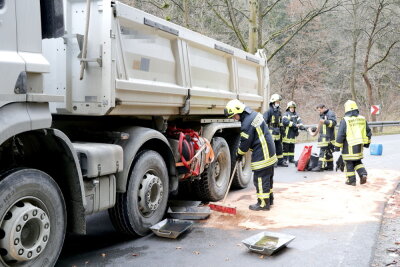 Unfall in Drebach: Mehrere Hundert Liter Diesel fließen aus Lkw - 