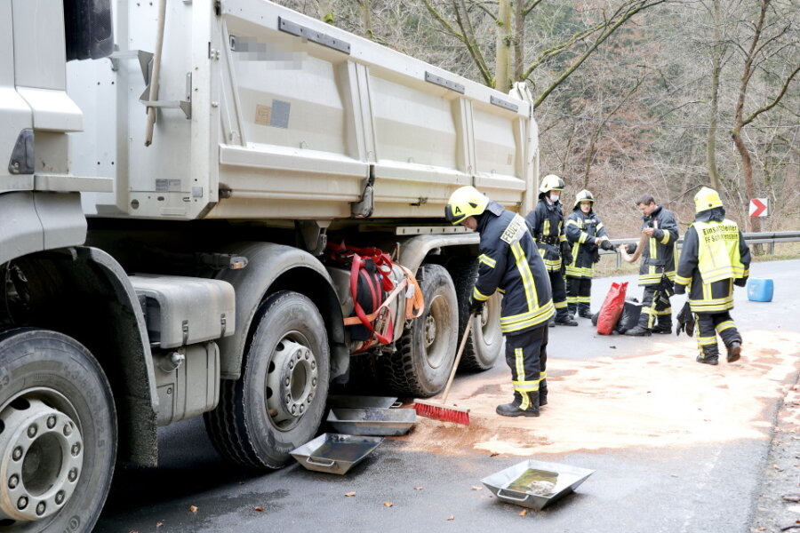 Unfall in Drebach: Mehrere Hundert Liter Diesel fließen aus Lkw - 