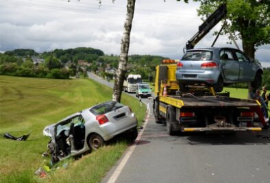 Unfall in Falkenstein: Zwei Autofahrer eingeklemmt - 