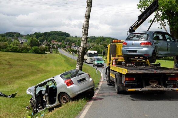 Unfall in Falkenstein: Zwei Autofahrer eingeklemmt - 