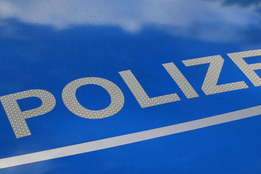 Unfall in Freiberg: Angetrunkener Autofahrer „fällt“ Laterne - Die Polizei musste zu einem Unfall mit hohem Sachschaden ausrücken.