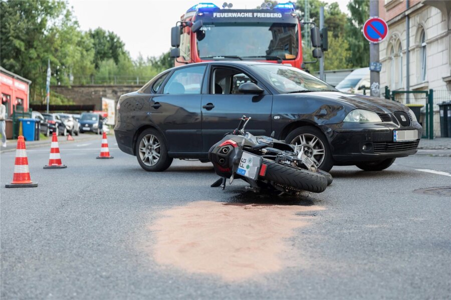 Unfall in Freiberg: Hat der Autofahrer den Biker übersehen? - Ein Auto und ein Motorrad sind am Mittwochabend in Freiberg zusammengestoßen. Der Pkw-Fahrer wollte von der B 101 abbiegen.