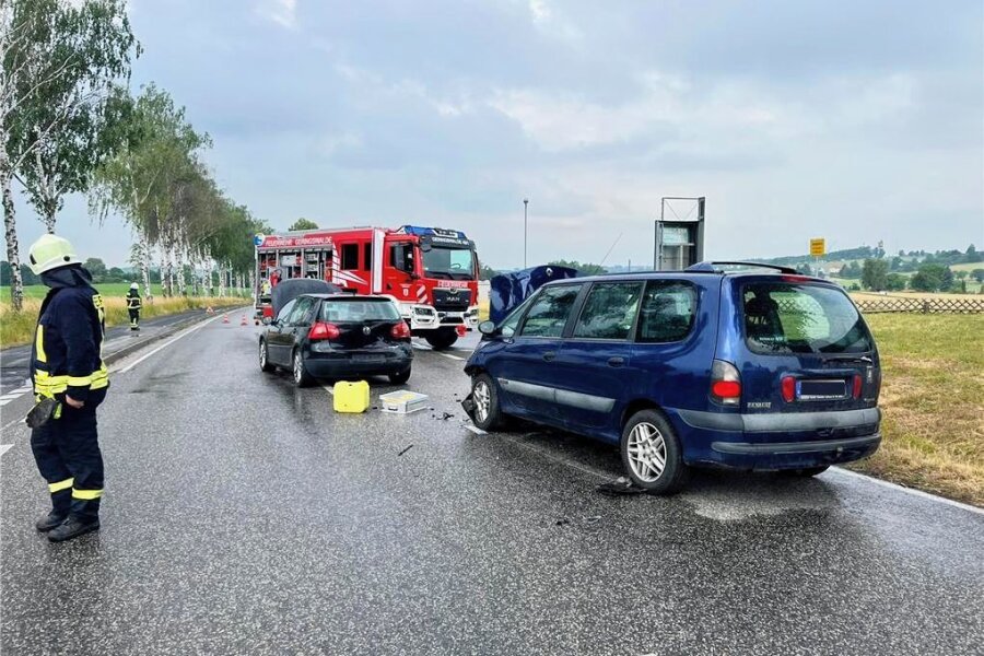 Unfall in Geringswalde: Hoher Schaden - Am Vormittag des 17. Juni war in Altgeringswalde ein Pkw Renault auf das Heck eines VW Golf geprallt.