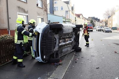 Unfall in Grüna: Clio kippt seitlich um - eine Person verletzt - Bei einem Unfall in Grüna kippte eine Auto seitlich um und landete auf dem Fußweg.