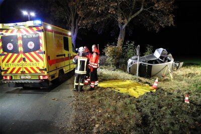 Unfall in Grünhain-Beierfeld: Fahrer eingeklemmt - Der Pkw Seat überschlug sich kurz vor dem Ortseingang Grünhain und blieb im Straßengraben auf der Seite liegen.