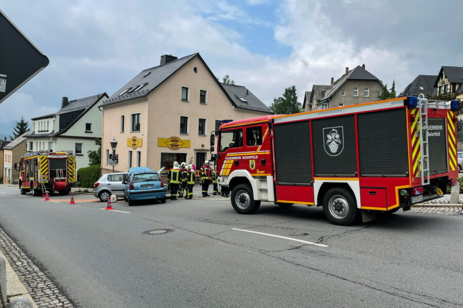 Unfall in Grünhain-Beierfeld: Zwei Autos abgeschleppt - 