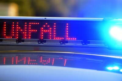 Unfall in Hartenstein: Elfjähriges Mädchen kommt ins Krankenhaus - Polizei und Rettungsdienst waren nach dem Unfall am Markt in Hartenstein im Einsatz.