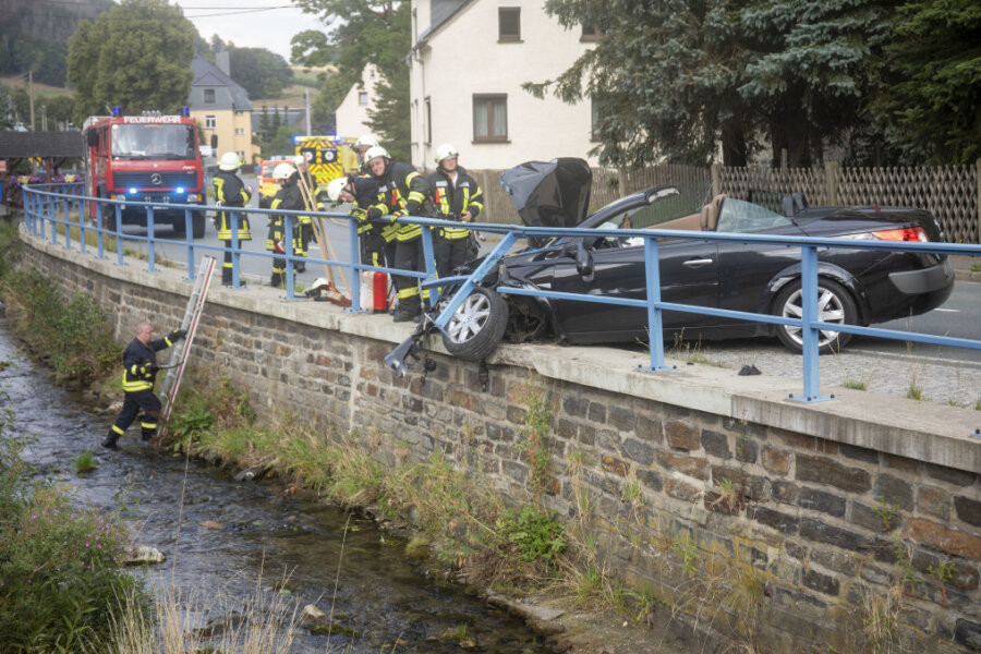 Unfall in Herold: Cabrio kracht in Geländer