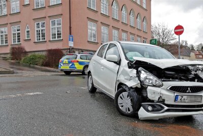Unfall in Hohenstein-Ernstthal mit Schaden in Höhe von 20.000 Euro: Das war der Grund für den Zusammenstoß - An der Kreuzung in Hohenstein-Ernstthal kam es zum Zusammenstoß eines VW und eines Mitsubishi.