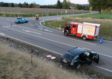 Unfall in Kirchberg: Hyundai kollidiert mit Skoda - Bei einem Unfall in Kirchberg sind am Sonntagnachmittag nach ersten Informationen drei Menschen verletzt worden.