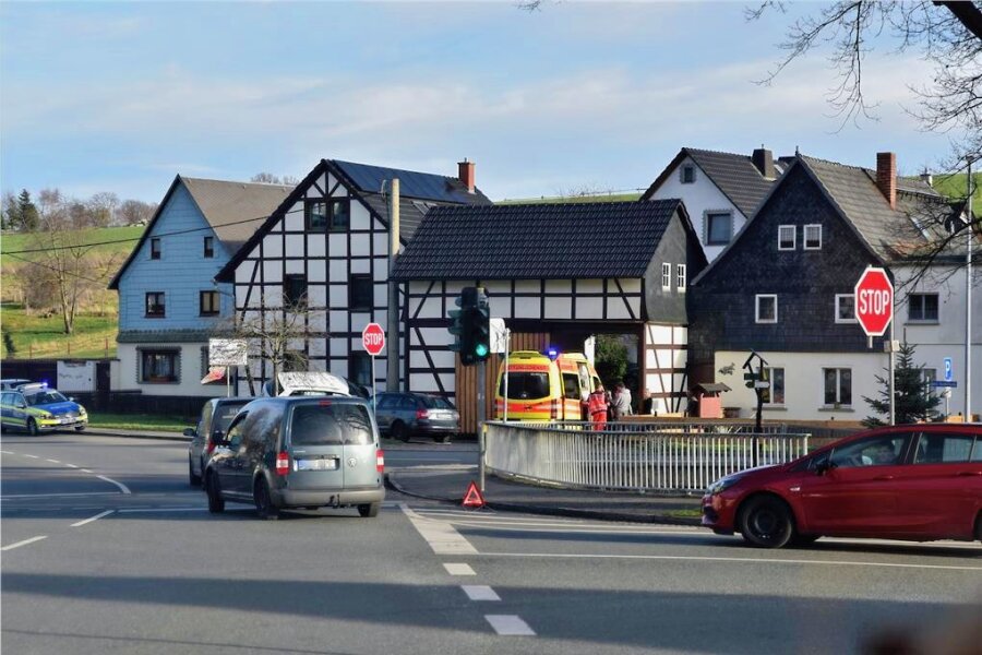 Unfall in Langenbernsdorf: VW Tiguan prallt gegen Hauswand - Nach Angaben der Polizei entstanden bei dem Unfall Sachschäden in Höhe von 20.000 Euro. 