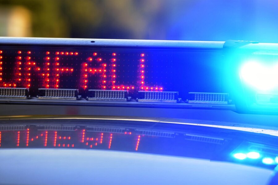 Unfall in Langenweißbach: Neunjähriger Junge läuft auf Straße und verletzt sich - Ein neunjähriger Junge hat sich beim Unfall in Grünau leicht verletzt.