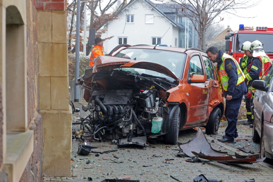 Unfall in Meerane: Mazda-Fahrerin wird schwer verletzt - 