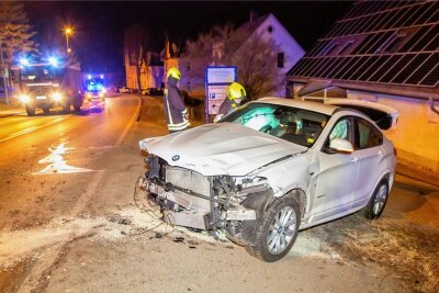 Unfall in Neukirchen: Betrunkenes Pärchen landet Samstagnacht mit BMW an Lichtmast und Baum - Am Samstag kollidierte dieser BMW mit einem Lichtmast und einem Baum.