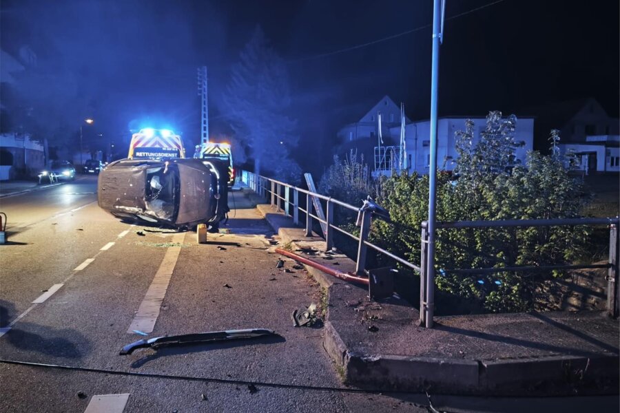 Unfall in Oberlungwitz: Zwei Schwerverletzte wollen beide nicht gefahren sein - Die Polizei ermittelt nun, wer den VW zum Unfallzeitpunkt gelenkt hat.
