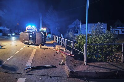 Unfall in Oberlungwitz: Zwei Schwerverletzte wollen beide nicht gefahren sein - Die Polizei ermittelt nun, wer den VW zum Unfallzeitpunkt gelenkt hat.
