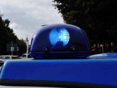 Unfall in Plauen: 79-Jähriger bricht am Steuer zusammen - Beifahrerin verhindert Schlimmeres - 