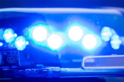 Unfall in Plauen: Auto mit zwei Frauen und einem Baby kollidiert mit Lkw - Bei einem Unfall in PLauen wurde eine Frau verletzt.
