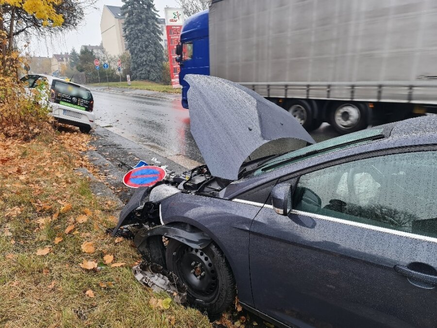 Unfall in Plauen: Drei Personen schwer verletzt - 