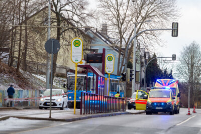 Unfall in Plauen-Reusa: Frau wird schwer verletzt - An der Straßenbahnhaltestelle Suttenwiese ist am Donnerstagvormittag eine 58-jährige Fußgängerin von einem Auto erfasst worden.
