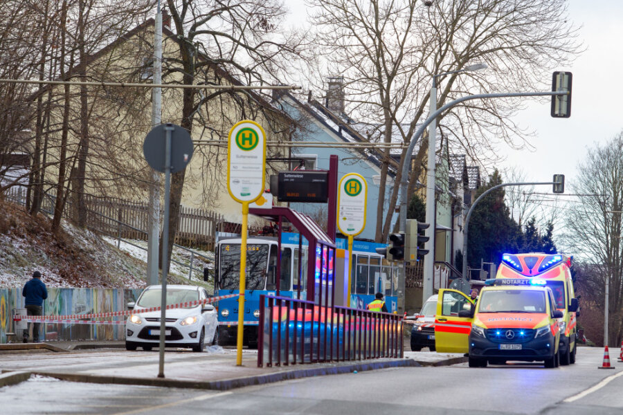 An der Straßenbahnhaltestelle Suttenwiese ist am Donnerstagvormittag eine 58-jährige Fußgängerin von einem Auto erfasst worden.