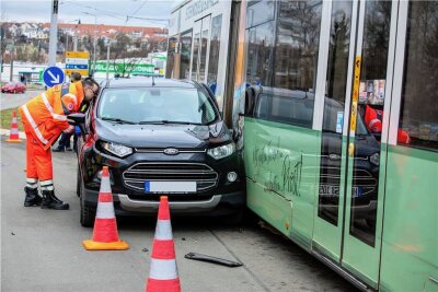Unfall in Plauen: Straßenbahn schleift Auto mit - Der Fahrer des Autos hatte am Montag die Straßenbahn übersehen. 