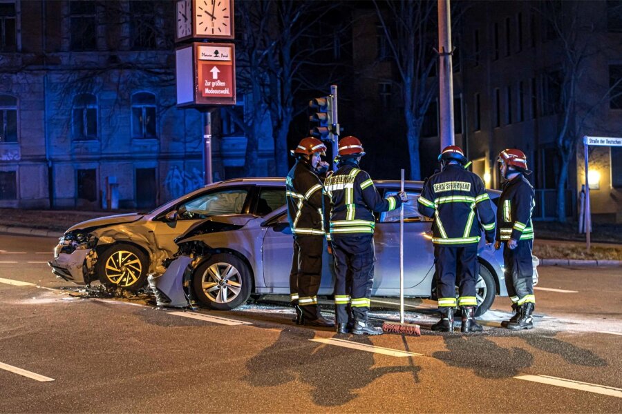 Unfall in Plauen: Zwei Volkswagen krachen an Friedensstraße/Straße der Deutschen Einheit zusammen - Eine halbe Stunde nach dem Unfall hatten die Kameraden der Berufsfeuerwehr das Bindemittel auf der Fahrbahn aufgetragen.