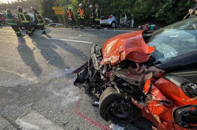 Unfall in Pöhl: Drei Schwerverletzte und zwei völlig zerstörte Autos - Der Unfall forderte drei Schwerverletzte und zwei völlig zerstörte Autos.