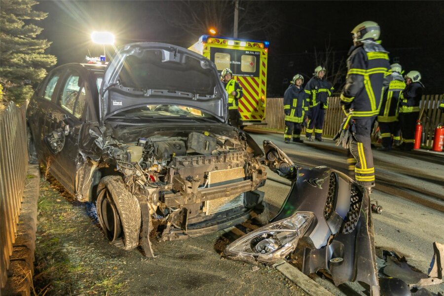 Unfall in Reumtengrün: Citroen kracht auf geparkten VW - Der Unfall passierte am Mittwochabend gegen 18.30 Uhr.