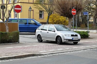 Unfall in Rochlitz: Auto holt Rentnerin vom Rad - An dieser Kreuzung in Rochlitz kommt es immer wieder zu Unfällen. Auch am Dienstag wurde eine Radlerin angefahren. 