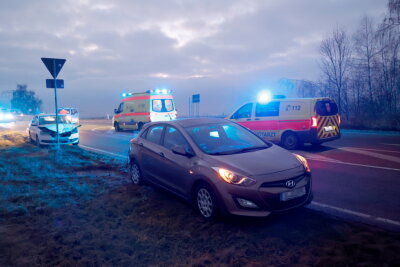 Unfall in Röhrsdorf: 10.000 Euro Schaden - Die Straße in Röhrsdorf musste nach dem Verkehrsunfall kurzzeitig gesperrt werden.