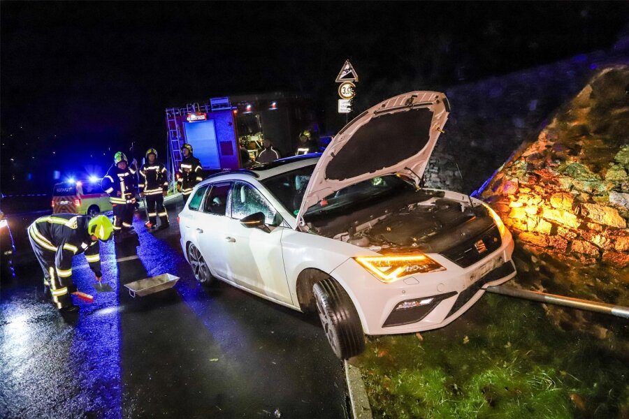 Unfall in Schwarzenberg: Frau steuert nach zu viel Alkoholgenuss ihr Auto gegen ein Verkehrsschild - Die Frau rammte mit ihrem Auto ein Verkehrsschild.
