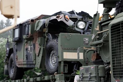 Unfall in US-Militär-Kolonne auf der A4 bei Frankenberg - In einer Kolonne von US-Militärfahrzeugen auf der A4 bei Frankenberg sind am Mittwochmorgen laut Polizei drei Militärfahrzeuge in einen Unfall verwickelt gewesen.