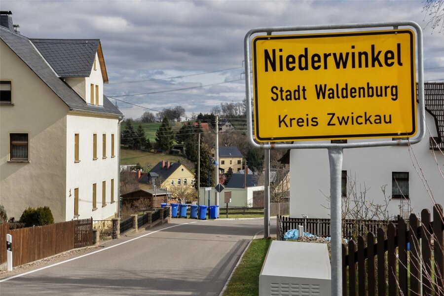 Unfall in Waldenburg: Dacia-Fahrer war in der Mittagszeit mit fast drei Promille Alkohol unterwegs - Im Waldenburger Ortsteil Niederwinkel gab es am Dienstag in der Mittagszeit einen Unfall.