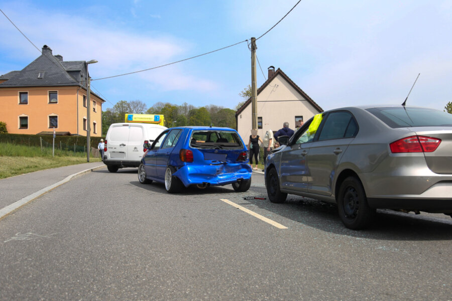 Unfall in Waldkirchen: Drei Menschen verletzt - 
