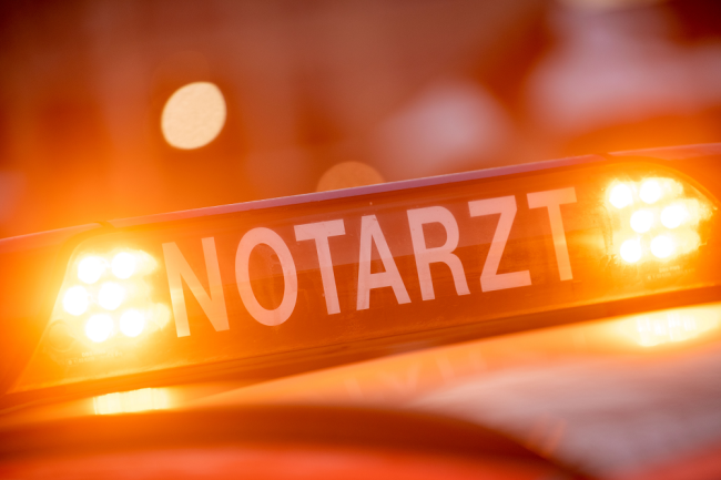 In Wilkau-Haßlau im Landkreis Zwickau ereignete sich am Dienstagabend ein Unfall zwischen einem Autofahrer (66) und dem Fahrer einer Simson (36). Der 36-Jährige verletzte sich dabei schwer.