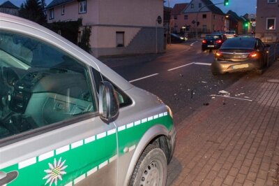 Unfall: Laster kollidiert mit entgegenkommenden Opel - 