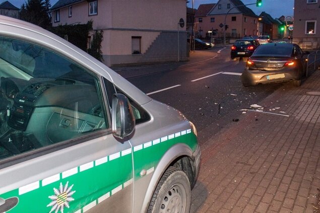 Unfall: Laster kollidiert mit entgegenkommenden Opel - 