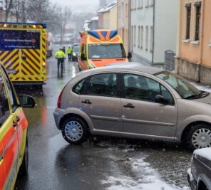 Unfall: Mädchen schwer verletzt - In Auerbach ist ein neunjähriges Mädchen von einem Citroën erfasst worden.Foto: B &S David Rötzschke